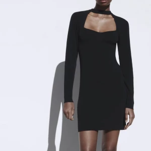 Klänning med choker från Zara - Jättefin klänning från Zara med choker, endast provad men lapparna finns inte kvar. Storlek S