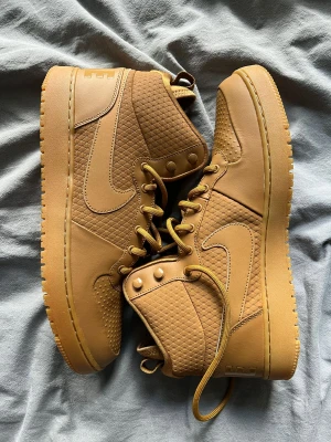 Nike skor - Ett par helt nya nike skor utav färgen brun, helt nya köpta för 500 men säljer nu för 400. Säljs pga i gen användning, pris sänks vid snabb affär stl 46