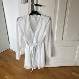 En vit kläning i storlek 38, 150 kr 