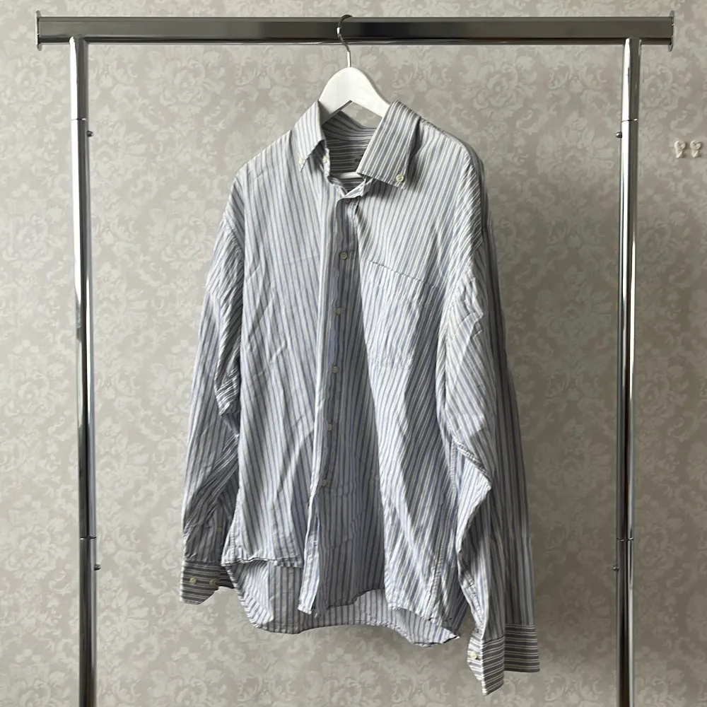 en vit/blå randig skjorta i oversize fit. . Skjortor.