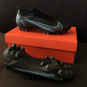 Säljer mina fotbollsskor pga av att dem inte används. Skorna är näst intill oanvända då dem har använts en gång till en match. De är ett par Nike vapor 14 PRO AG. För en snabb affär kan priset diskuteras och tar även byten.