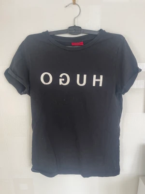 Hugo boss t-shirt - Hej söker nu min Hugo boss t-shirt i storlek M, texten har blivit sliten.