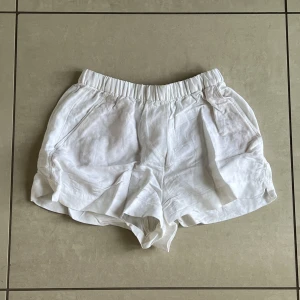 Linneshorts vita - Vita gulliga linneshorts från OYSHO. Stl S men skulle säga att de sitter som en XS/S. Använda fåtal gånger, bra skick!!
