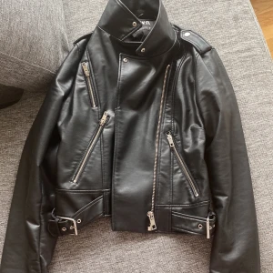 Zara jacka  - Säljer denna svarta  skinnjacka från zara😇, använt ett fåtal gånger💕pris kan diskuteras 