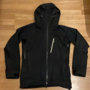 Haglöfs vind/regn jacka - Används ej längre och är helt fin och ren