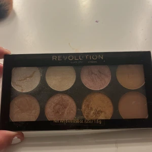 Smink palett - Säljer denna highligt och bronser palett får  Revolution då den inte kommer till andvändning ny pris 149kr