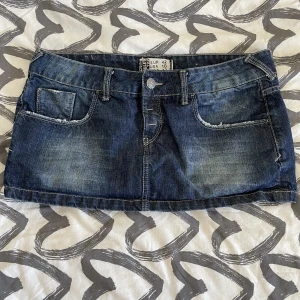 Lågmidjad kjol - Säljer denna supergulliga lågmidjade kjolen som är perfekt nu när det börjar bli varmare! Storlek 42, passar nog ca 40-42 Använd gärna köp direkt!