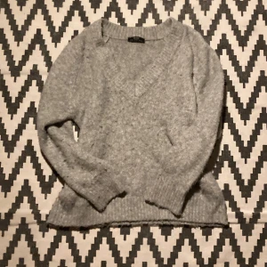 stickad tröja - säljer denna mysiga tröja från bershka. den köptes för ca 3 år sen, men har inga defekter. säljer pga att jag inte använder den ❤️