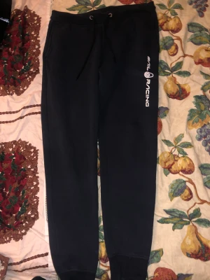 Sail racing  -  Säljer helt nya sail racing mjukisbyxor aldrig använda ny pris 800 mitt pris 400