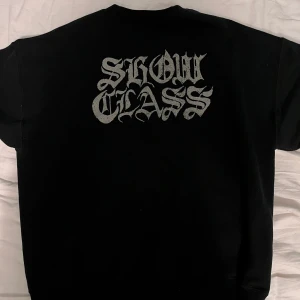 Y2k tröja - Sitter oversized och lite "croppad". Passar någon som har Large och xl eller medium om du vill ha riktigt oversized. Förlåt för dålig bild (2). Du kan alltid försöka att pruta lite;)