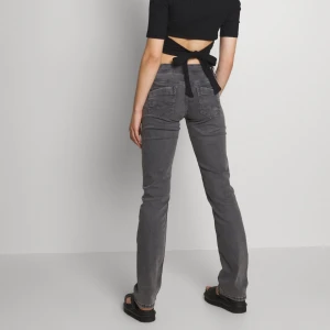 Pepe jeans - Säljer dessa svarta/mörkgråa lågmidjade Pepe jeansen, köpte på zalando för 949kr men säljer för 550. Nästan aldrig använd och är i fint skick, slut i nästan alla storlekar på zalando. Skriv privat för fler bilder. 💕