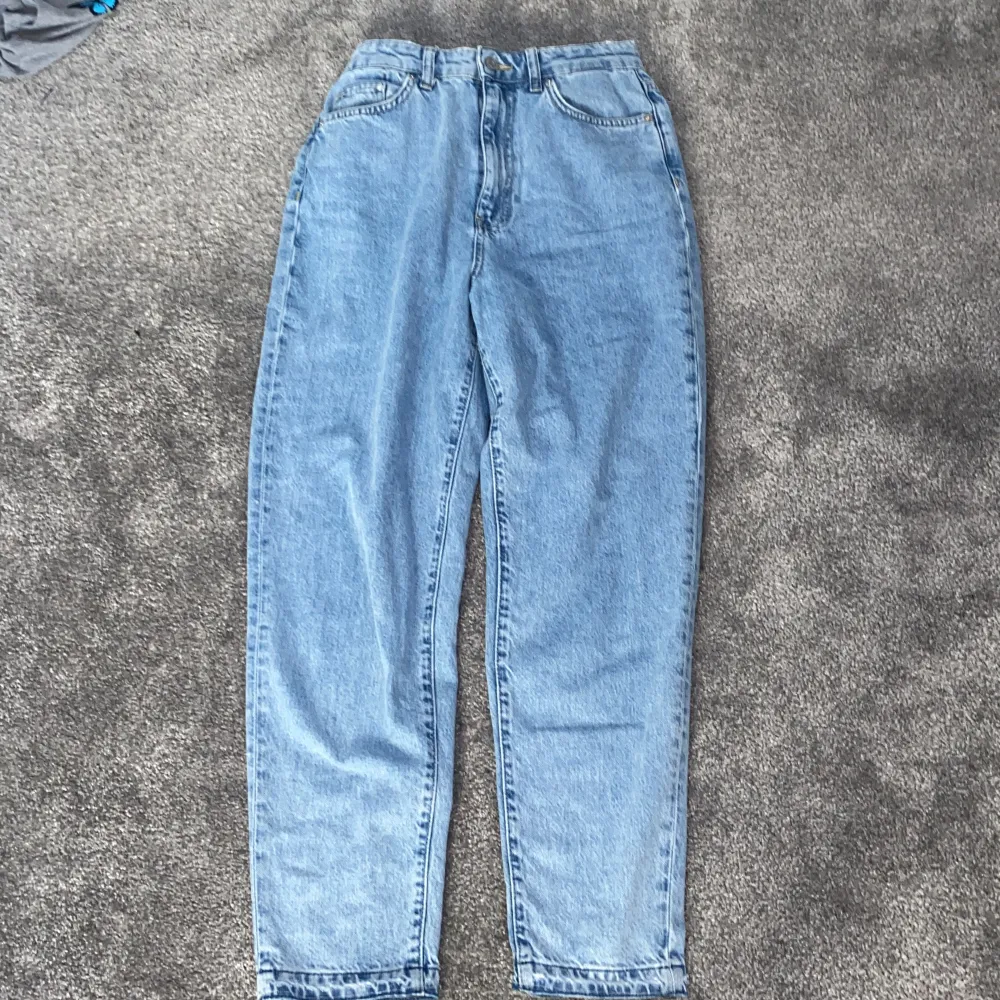 Loose mom jeans, högmidjade från H&M. I princip nya. Och jättesköna😻❤️. Jeans & Byxor.