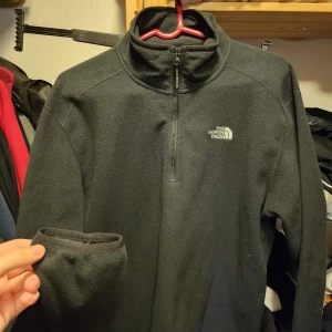 North Face fleece - En fleece halfzip från The North Face, sparsamt använd, riktig skön och varm