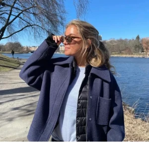 Kappa från Nakd - LÄGGER UT IGEN PGA MISSFÖRSTÅND. JACKAN ÄR GRÅ❤️❤️Super fin grå kappa från nakd som inte kommer till användning❤️nyskick, inte alls nopprig