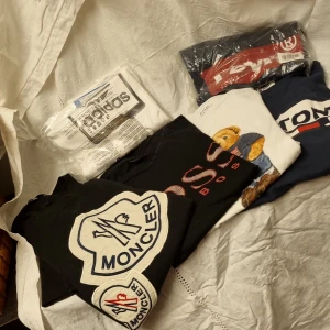 T-shirts  - 6 st T-shirts i strl m/l lika i strl därför på samma annons. Moncler M, Boss M, Adidas  M, Levi's M, Tommy Hilfiger S, Ralph Lauren 170. PRISET ÄR FÖR ALLA TRÖJORNA