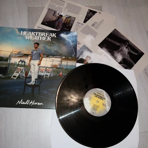 niall horan heartbreak weather vinyl - ⚠️tryck inte på köp nu!⚠️ (OBS: det saknas två posters!) (aldrig spelad så jag kan inte säga hur bra den låter eller om den har skips) -kan diskutera pris  -endast sveriges och endast swish  -tryck ej på köp nu, skriv till mig vid intresse :))