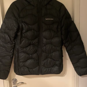 Peak performance jacka - Fin peak performance jacka, strl M. I fint skick, ett ytterst litet ”hål” på höger arm (se bild) men annars hel och fin. Kan skickas, köparen står för frakten😊