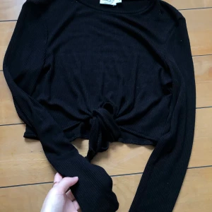 Svart tröja - Superfin svart tröja från nakd, använd några gånger. Frakt tillkommer på 40kr!