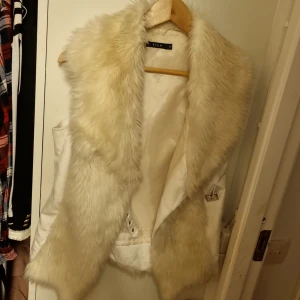 Vila väst fake päls - Väst från Vila strl M