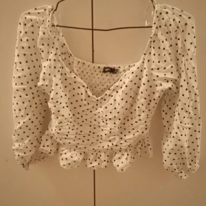 BikBok top stl XS - Hej jag säljer den här fina toppen och den är i bra skick och är lite för stor för mig det är därför jag säljer den 