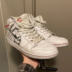 Nike sb dunk high oski - Gått med dem men aldrig skejtat så går att tvätta upp!