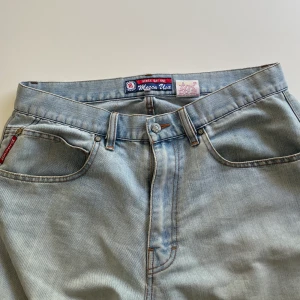 Vintage Mecca jeans - Säljer ett par vintage Mecca jeans dem har väldigt vid passform. Vet inte exakt vilket år dem är ifrån men bra skick lite slitna med till men inget man lägger märke till