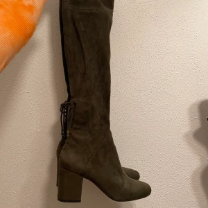 Stövlar  - Nya stövlar Inköpta i London( ALDO) använda 1 gång. Nypris 1690:-  Mocka, dragkedja i sidan, överknä, storlek 38 