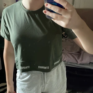 Mörkgrön stronger topp  - Säljer en mörkgrön stronger topp. Luftig. Använd kanske 2 gånger.