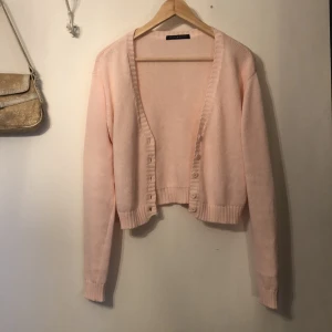 Söt rosa kofta str M - Jätte söt Brandy Melville kofta som jag tyvärr aldrig använt💗  Den passar mig som är 173cm men funkar fint för både kortare och längre🌸  Skriv om ni har några frågor, puss💕 Priset blir med frakt 129