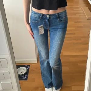 Brandy Melville jeans  - lågmidjade brielle 90’s jeans från brandy melville i storleken small. tycker om byxorna så mycket men är tyvärr för liten för mig. helt oanvända, prislappen är fortfarande kvar. jag är 173 cm. 💗🫶 midjan: 72 cm. innerben längd: 82 cm. ordi. pris: 418kr.