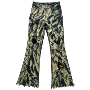Y2k Grunge Jeans - !-20%!Coola unika vintage jeans från 00-talet detaljerade med spets, broderi, flerfärgad wash osv osv ni ser själva!😍Midrise med flare cut! Size 2, motsvarar eu32 eller 25”! MÅTT// Midja-64cm Innerbensmått-79cm I perfekt skick!  Jag är 170cm lång!💕