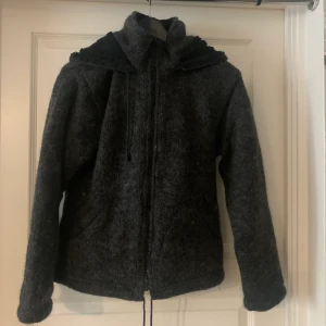 Himalayan Wool ull kofta fleece zip up hoodie - FÖRST TILL KVARN! Världens mest perfektaste ullkofta, storlek s, skulle säga passar xs/s/m:) Köpt på äkta småländsk höstmarknad! Den är fleecefodrad inuti. Helt enkelt perfekt!! ALDRIG ANVÄND, med andra ord helt i nyskick!!