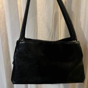 En liten enkel svart handväska, parfekt storlek lite mindre 