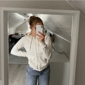 Vit zip hoodie - Lånad första bild! Säljer en vit zip hoodie ifrån Cubus gamla kollektion. 