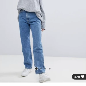 Weekday jeans  - Ett par weekday rowe jeans som är i denna blå färg som bilden med modellen, dåligt ljus tyvärr 😫Dem är endast använda 2 gånger och köpta för 500, strl W26 L30, har ni frågor är det bara att skriva ☺️