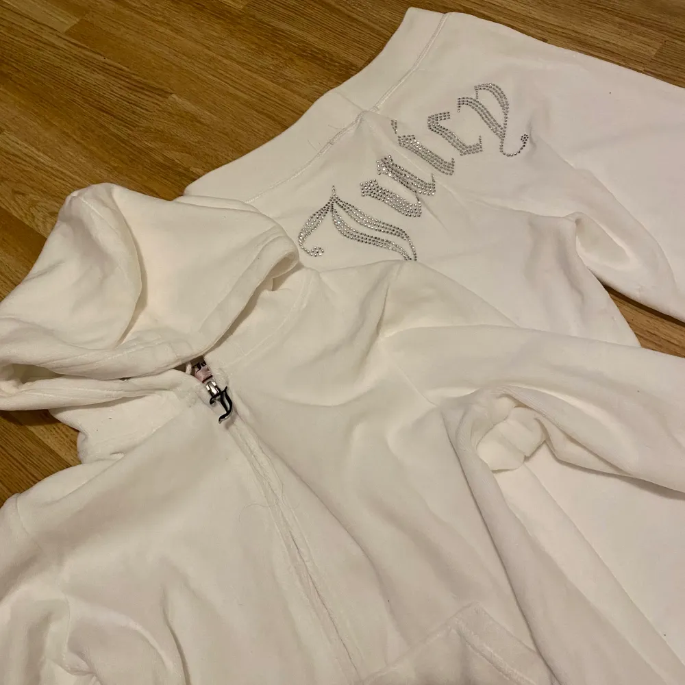 Juicy couture mjukisett i vit med stenar där bak på byxorna. Storlek XS, säljer både byxorna & koftan för 800. Tröjor & Koftor.