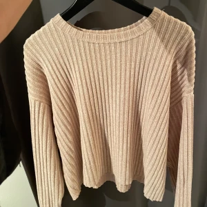 Rosa zara tröja  - En lite oversized tröja i mjukt material. Skulle säga att den är beige/rosa i färgen. Super fin och mysig!💗