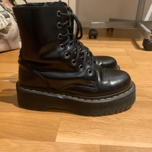 Äkta Dr Martens  - Köpta för 2000 i Schock. Använt oktober 2020. Läderskor brukar anpassa sig efter din fot efter du haft de ett tag. Köparen står för frakten :)