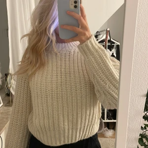 STICKAD TRÖJA - Super mysig stickad tröja ifrån Hm. Använd fåtal gången så de finns inga defekter eller liknande❤️