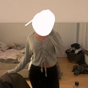 Stickad tröja  - Antingen kan man köpa en av dem eller båda två st för 100kr eller 75kr st 