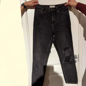 Säljer ett par mörk grå straight meg jeans i W28 L32 från Topshop. Skriv vid intresse köparen står för frakten. 