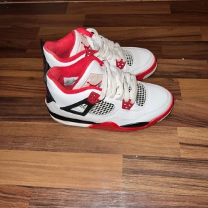 Jordans 4 fire red - Säljer mina favorit skor för de är för små tyvärr… Andvända en gång! Fick dom i julklapp så har inget kvitto tyvärr men har kvar boxen de kom i!! Pris kan diskuteras har egna bilder oxå som ja kan skicka !