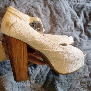 Klackar - Jättefina somriga klackar, endast använda 2gånger.  Säljes pga används ej.