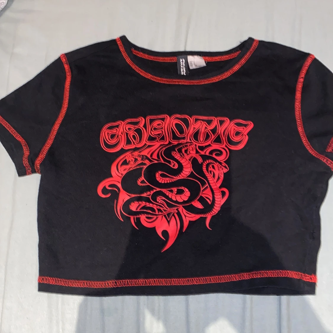 Magtröja med röda detaljer