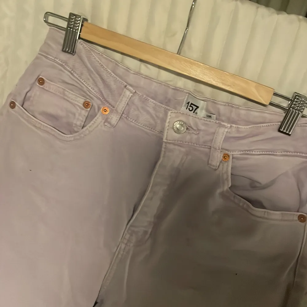 Lila baggy byxor, väldigt bra skick och nästan aldrig använda🥰. Jeans & Byxor.