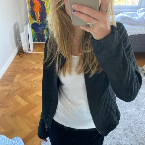 Tunn bomberjacka - Så snygg jacka juu!! Passar på typ våren och över en liten topp osv väldigt cool och kan stylas med allt!!