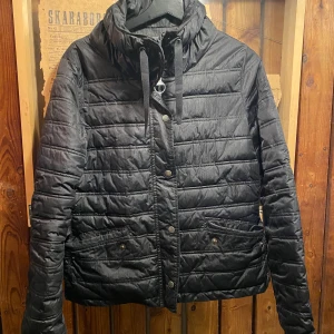 Barbour jacka - Svart Barbour jacka, bra skick men saknar luvan. Använd 1 månad.
