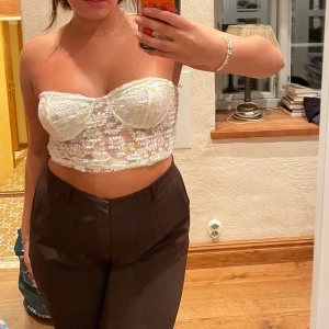 korsett topp zara - säljer absolut finaste korsettoppen från zara!! Har aldrig använt pga lite för liten.  Storlek M men passar S också 🥰Skriv privat i chatten för att köpa. 