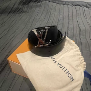 LV reversibel skärp  - Köp på LV butiken i Stockholm, kvitto, box och dustbag finns. Helt nytt LV märke utan repor, finns även kvitto på det.