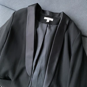 Blazer - Fin Blazer från HM i bra skick!! Endast använd ett fåtal gånger. Ganska tunn och sval och har fickor✨ Köpt för 998kr✨Priset är exklusive frakt✨ Skriv om ni har frågor eller för fler bilder🥰 (klicka ej på köp direkt!)